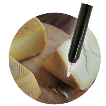 Higrómetro digital para medir la humedad en la producción de queso.