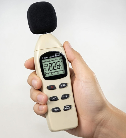 手持式 AZ 8925 噪音計，配備專業防風罩與 LCD 顯示螢幕。