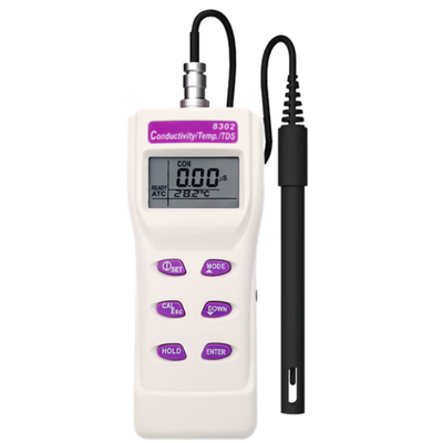 Vista frontal do medidor de condutividade TDS AZ 8302 com sonda, apresentando saída de dados em tempo real para PC e visor LCD para análise de água.