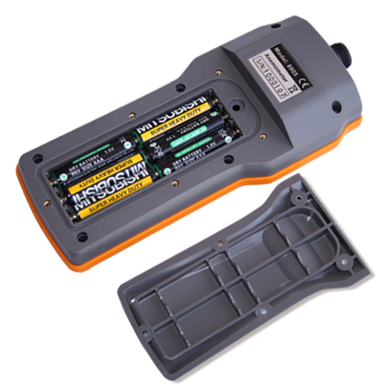 Anemómetro de paletas mini AZ 8905 alimentado por 6 pilas AAA para un uso prolongado.