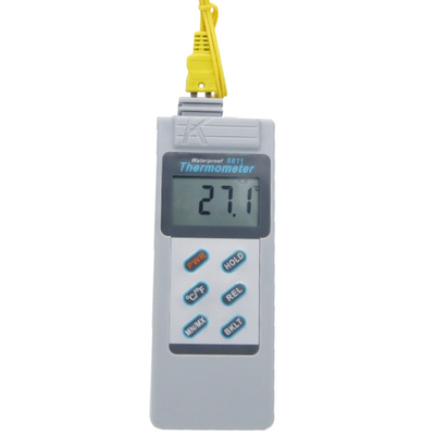 Termómetro tipo K AZ 8811 con clasificación de impermeabilidad IP66 para uso en ambientes húmedos.