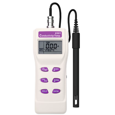 Vista frontal do medidor de condutividade e temperatura AZ 8301 com sonda para teste de água.