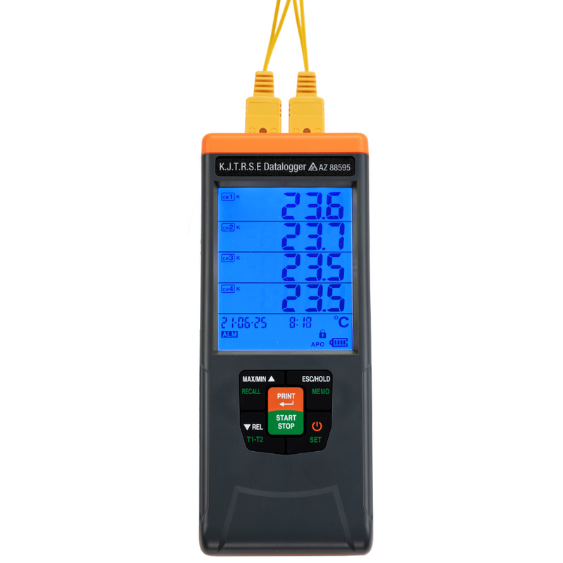 AZ 88595 4通道熱電偶資料記錄器正面照，超大 LCD 螢幕顯示動態藍色背光。