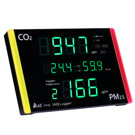 AZ 7710 資料紀錄器側視圖，LED 顯示螢幕上具有黃色 CO2 警告燈與紅色 PM2.5 危害警示燈