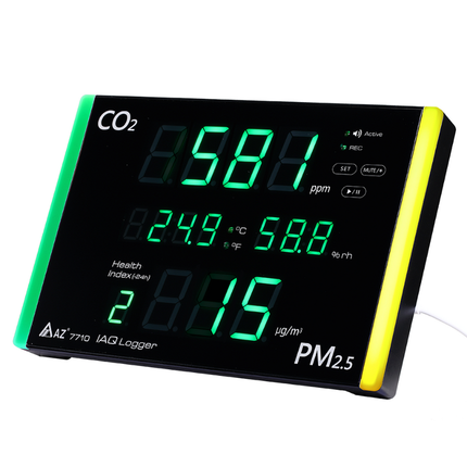AZ 7710 資料紀錄器右側視圖，顯示綠色 CO2 狀態燈、黃色 PM2.5 警告燈與 USB Type-C 電源埠。